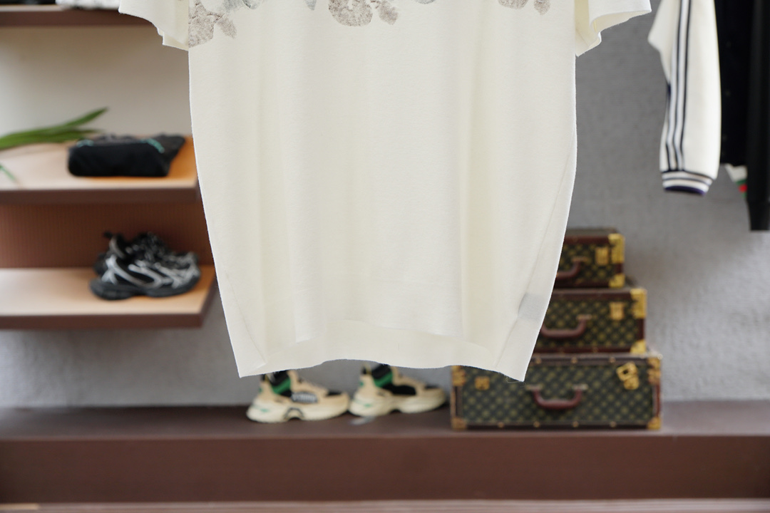 
范思哲，高级成衣 2025秋冬打底系列！熟男 轻熟男 最爱款式 最经典净色通勤百搭帅气的圆领短袖打底衫