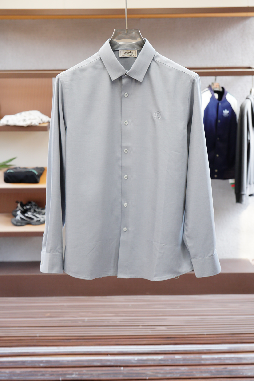 Hermes爱马仕-2025 Fw秋冬新款系列🍂#H圆形绣花标志三色长袖衬衣每年都会出这种经典款的单品，