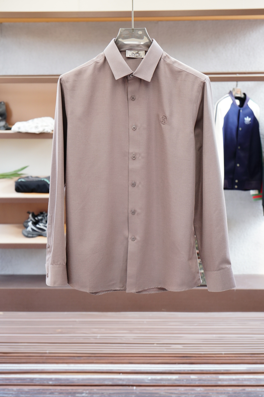 Hermes爱马仕-2025 Fw秋冬新款系列🍂#H圆形绣花标志三色长袖衬衣每年都会出这种经典款的单品，