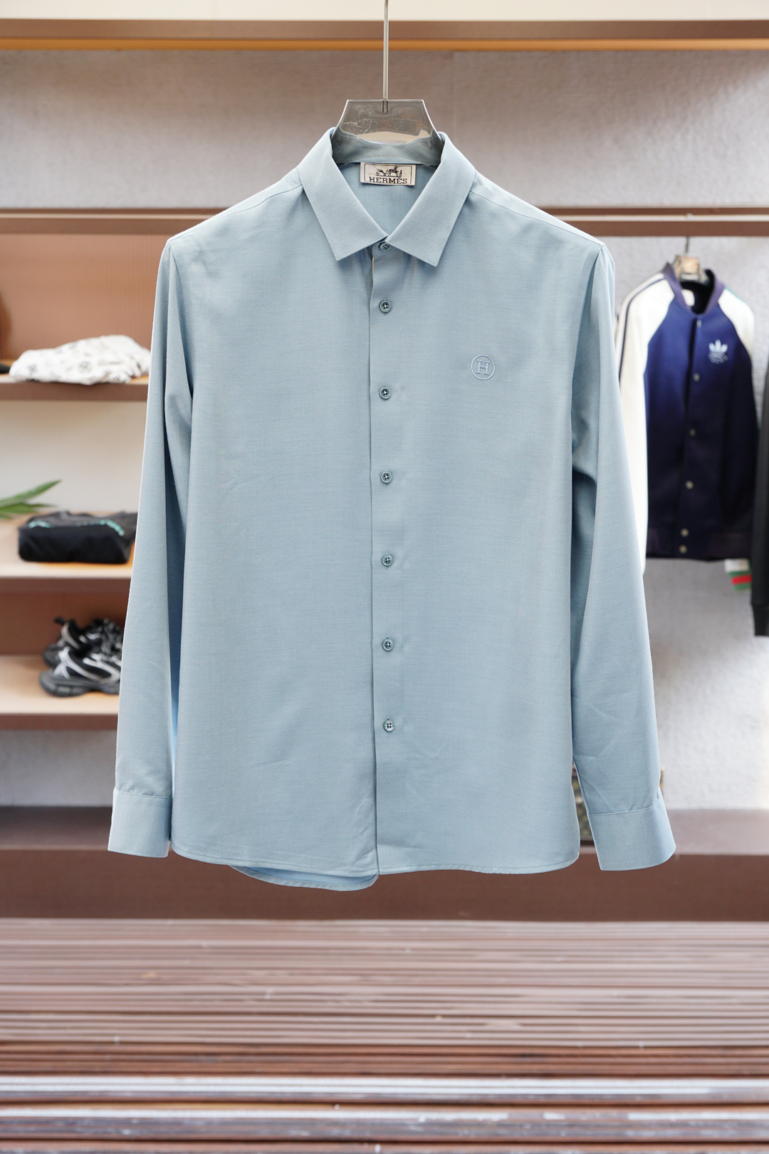 Hermes爱马仕-2025 Fw秋冬新款系列🍂#H圆形绣花标志三色长袖衬衣每年都会出这种经典款的单品，