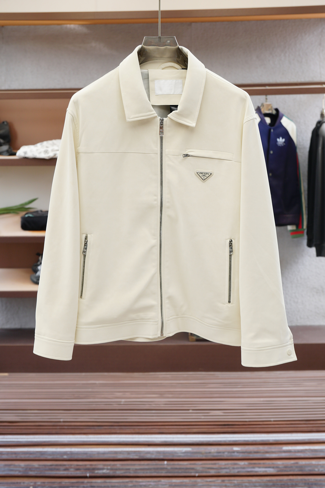 
Prada 普拉达-FWPra-匠心织梦✨源自意大利系列，以匠心独运，经典三角标为您打造不凡的衣橱新宠