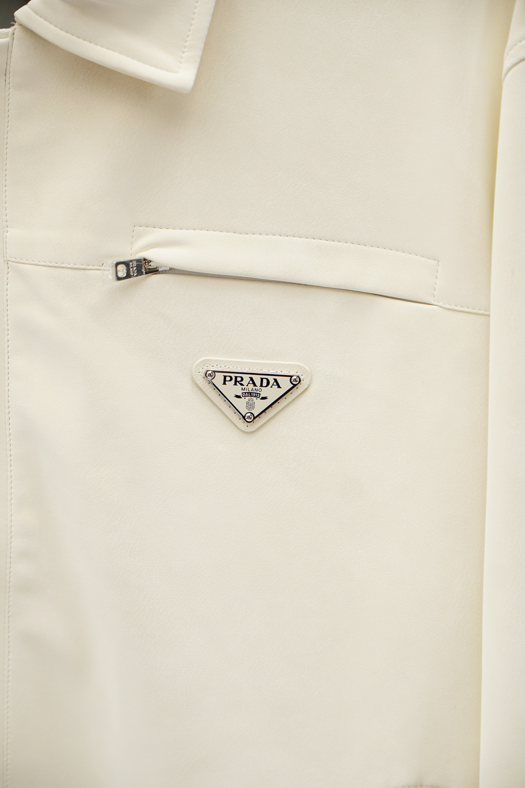 
Prada 普拉达-FWPra-匠心织梦✨源自意大利系列，以匠心独运，经典三角标为您打造不凡的衣橱新宠