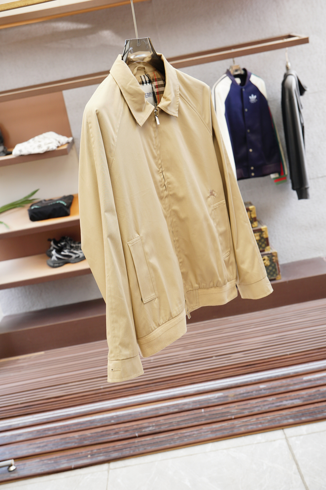 BBR 巴宝莉
Bur （高版本领口最新大标）（对版版本）2025FW早秋新款发布❤️巴宝莉翻领夹克外套