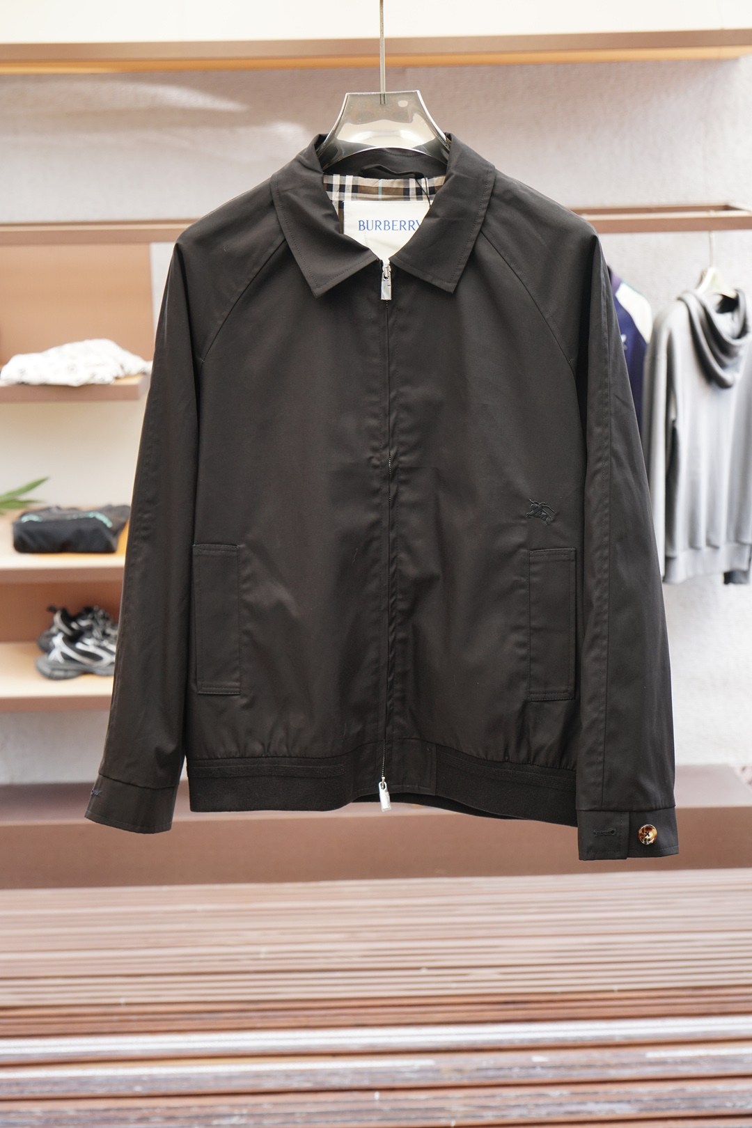 BBR 巴宝莉
Bur （高版本领口最新大标）（对版版本）2025FW早秋新款发布❤️巴宝莉翻领夹克外套