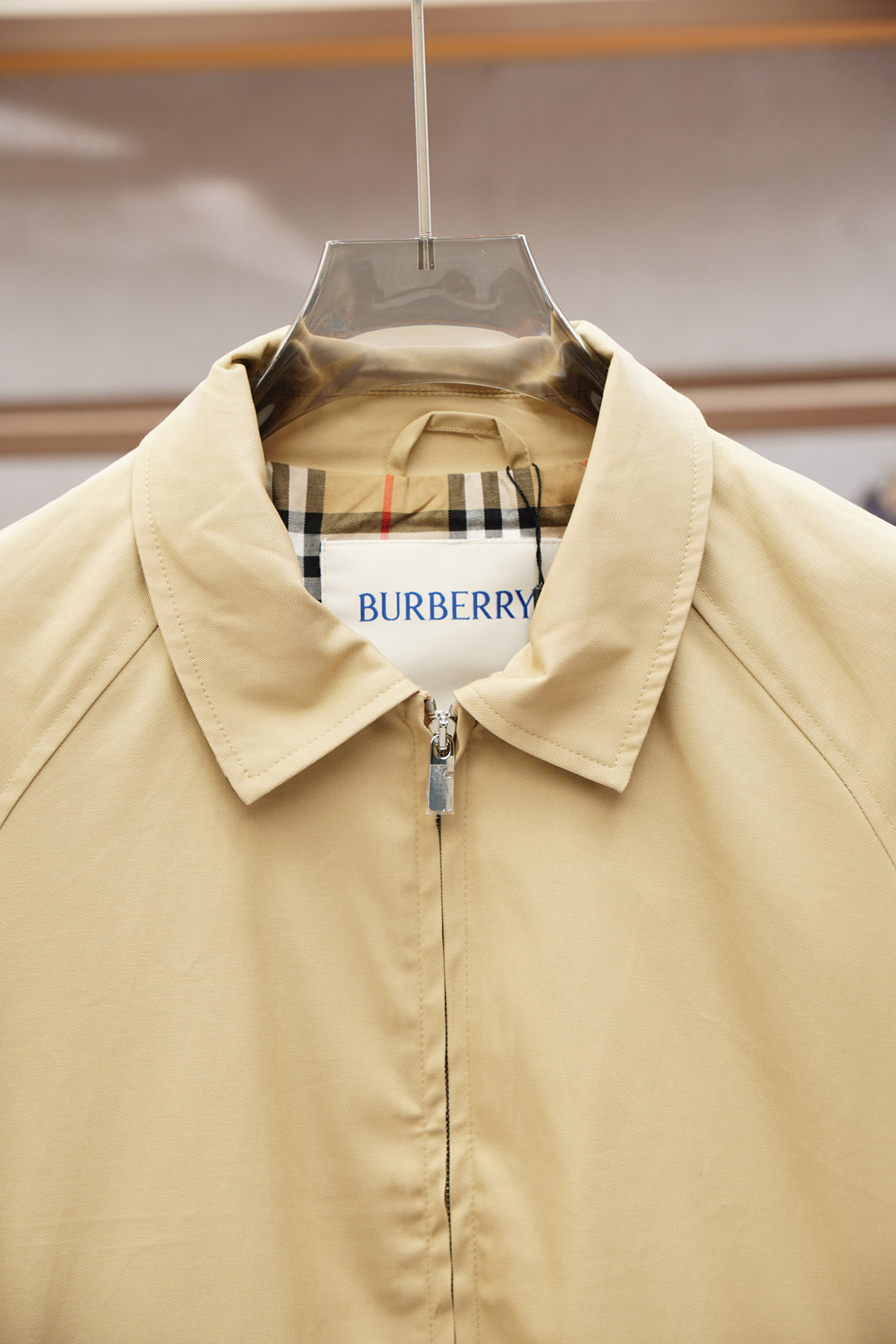 BBR 巴宝莉
Bur （高版本领口最新大标）（对版版本）2025FW早秋新款发布❤️巴宝莉翻领夹克外套