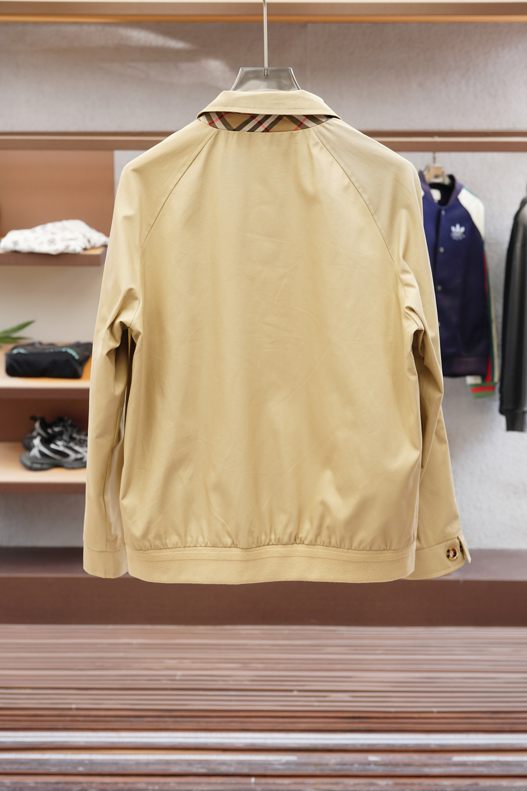 BBR 巴宝莉
Bur （高版本领口最新大标）（对版版本）2025FW早秋新款发布❤️巴宝莉翻领夹克外套