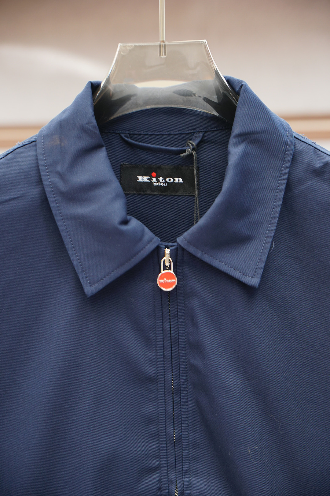 
Kiton/经典与创新的碰撞，Kiton翻领夹克外套Kiton夹克的独特设计和高品质，使穿着者在人群中