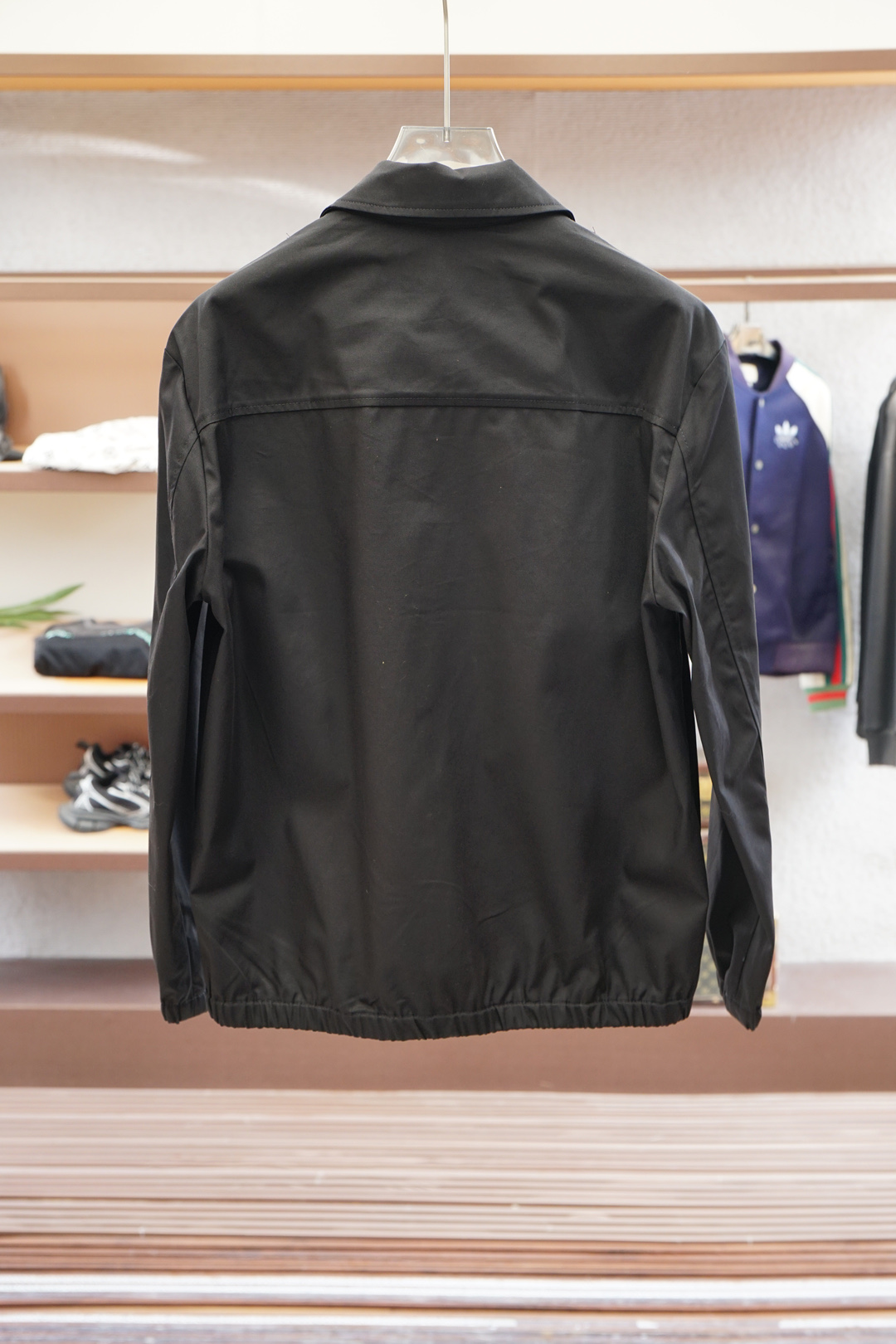 
Kiton/经典与创新的碰撞，Kiton翻领夹克外套Kiton夹克的独特设计和高品质，使穿着者在人群中