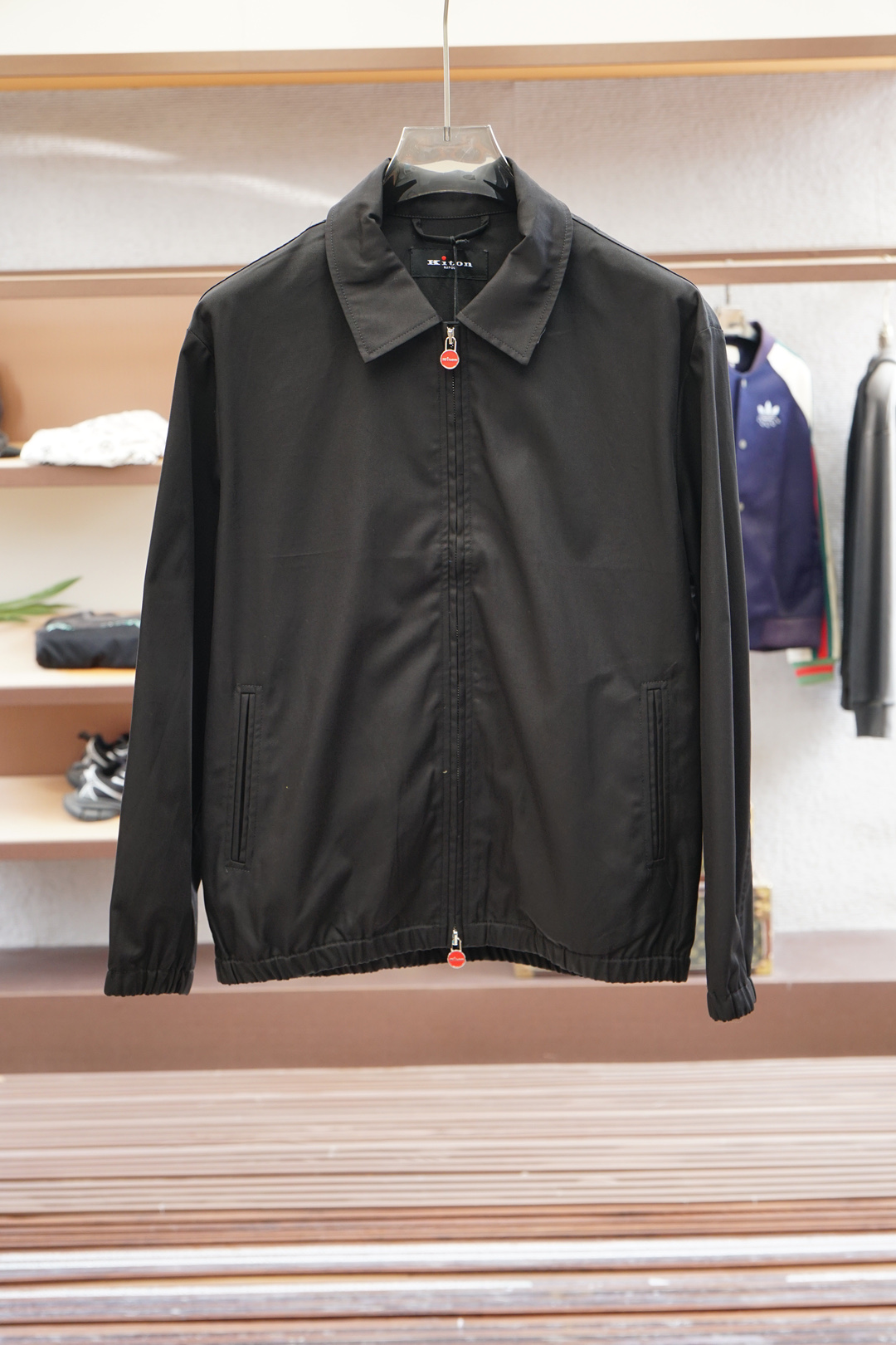 
Kiton/经典与创新的碰撞，Kiton翻领夹克外套Kiton夹克的独特设计和高品质，使穿着者在人群中