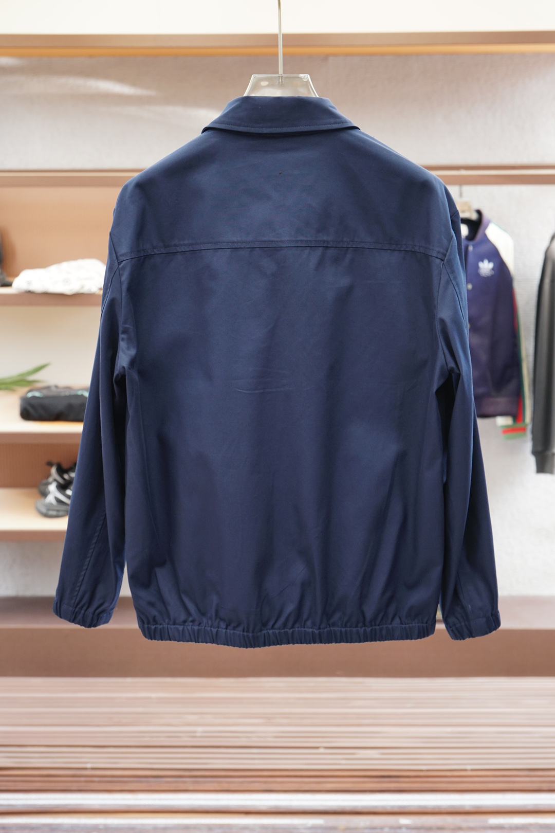 
Kiton/经典与创新的碰撞，Kiton翻领夹克外套Kiton夹克的独特设计和高品质，使穿着者在人群中