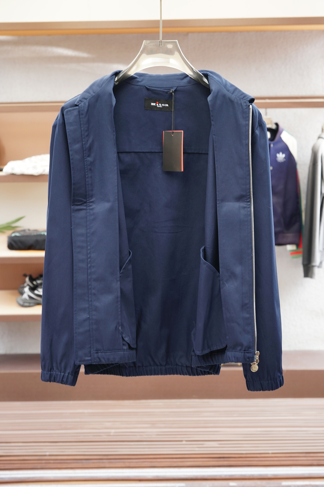 
Kiton/经典与创新的碰撞，Kiton翻领夹克外套Kiton夹克的独特设计和高品质，使穿着者在人群中