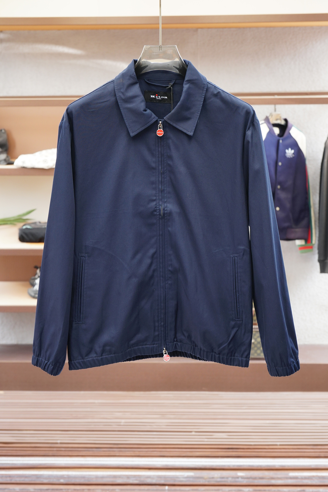 
Kiton/经典与创新的碰撞，Kiton翻领夹克外套Kiton夹克的独特设计和高品质，使穿着者在人群中