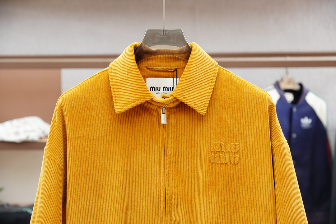 
Miumiu-FW2025男女同款Miu缪最美灯芯绒翻领夹克外套 logo字母贴布夹克外套 真的是太懂