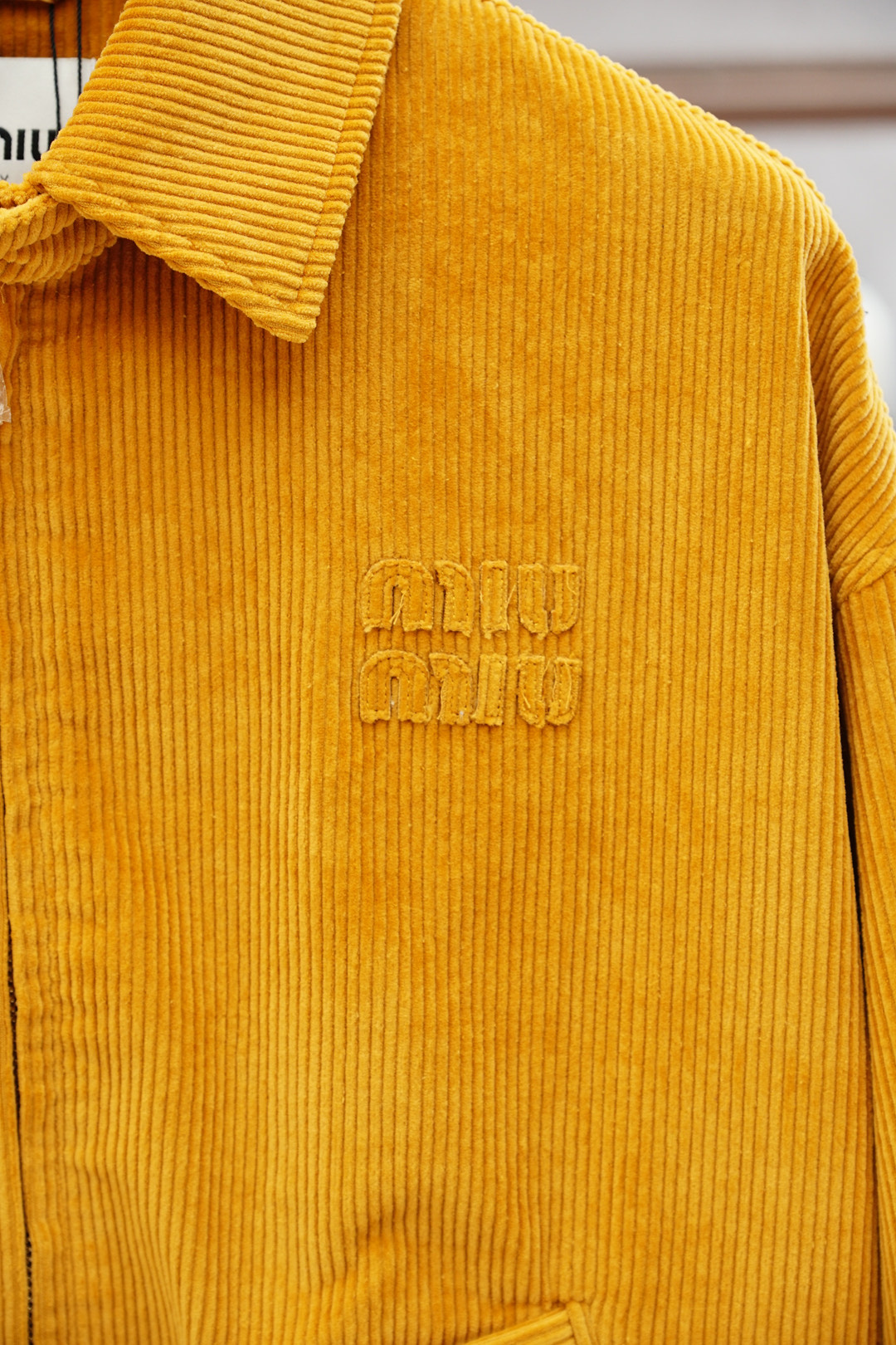 
Miumiu-FW2025男女同款Miu缪最美灯芯绒翻领夹克外套 logo字母贴布夹克外套 真的是太懂