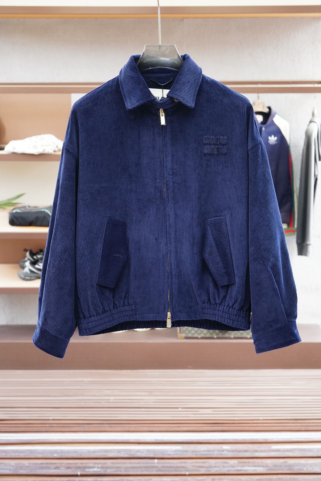 
Miumiu-FW2025男女同款Miu缪最美灯芯绒翻领夹克外套 logo字母贴布夹克外套 真的是太懂