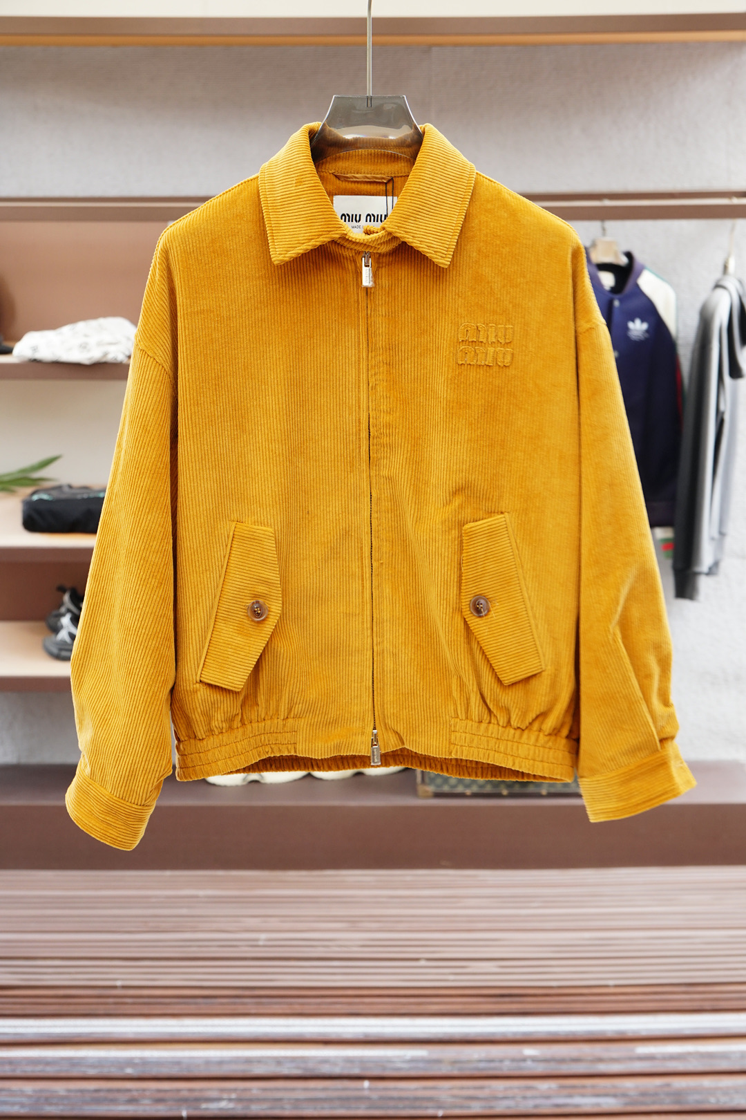 
Miumiu-FW2025男女同款Miu缪最美灯芯绒翻领夹克外套 logo字母贴布夹克外套 真的是太懂