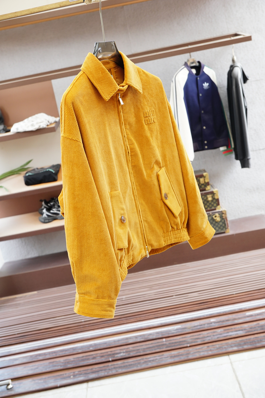 
Miumiu-FW2025男女同款Miu缪最美灯芯绒翻领夹克外套 logo字母贴布夹克外套 真的是太懂