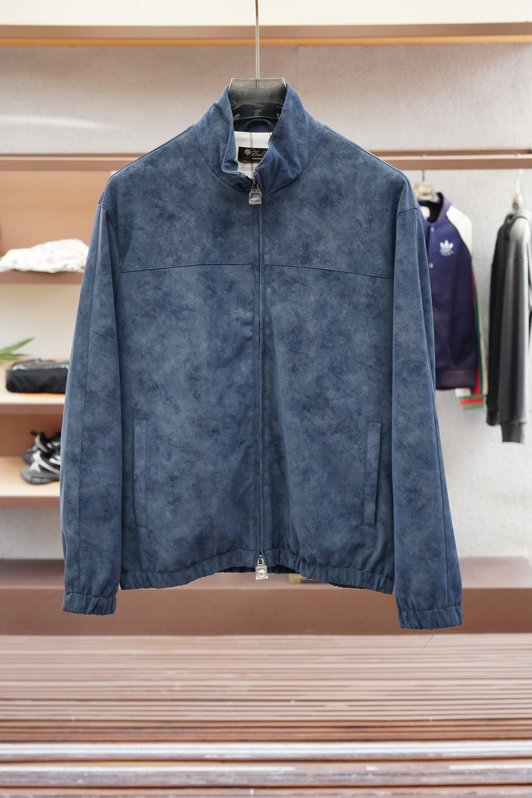 
lP🆕 老钱风 经典男士商务休闲小站领夹克外套.颇具意大利典型风格的时装，贸易公司渠道臻品 在面料选取