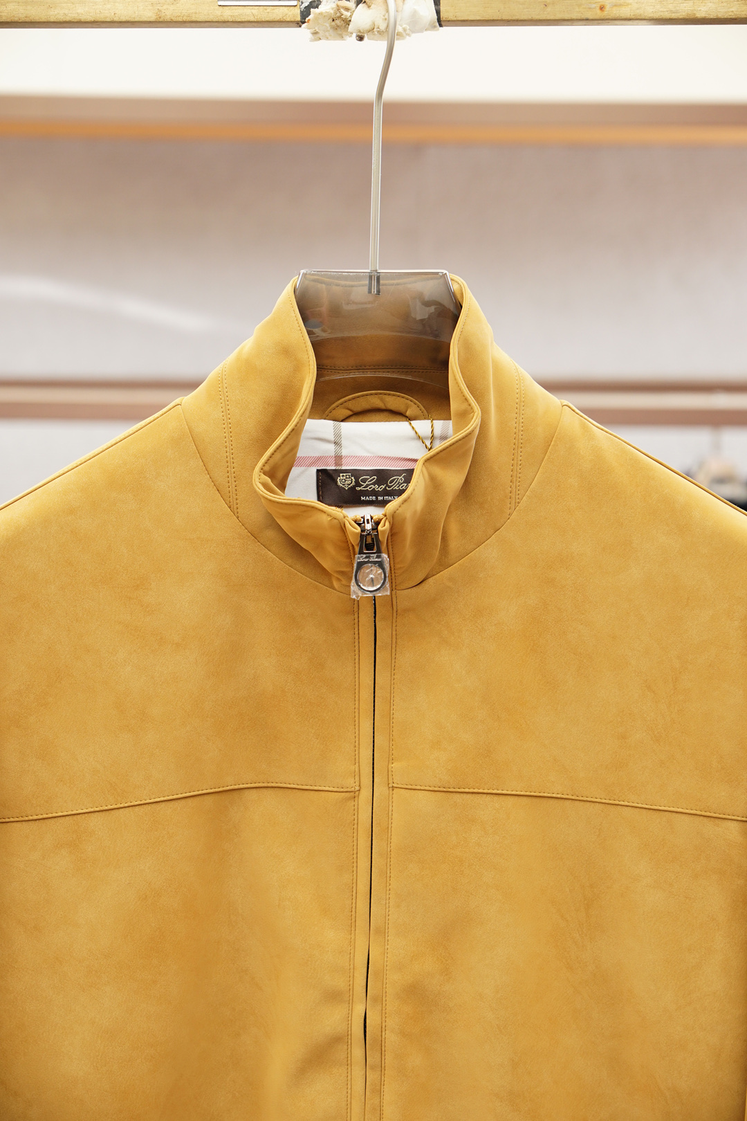 
lP🆕 老钱风 经典男士商务休闲小站领夹克外套.颇具意大利典型风格的时装，贸易公司渠道臻品 在面料选取