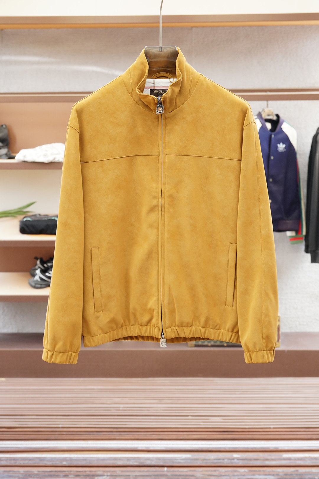 
lP🆕 老钱风 经典男士商务休闲小站领夹克外套.颇具意大利典型风格的时装，贸易公司渠道臻品 在面料选取