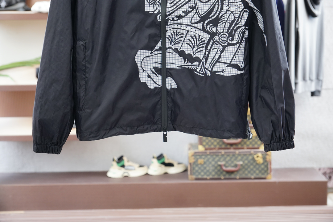 
BBR 巴宝莉-铺排细节 Burber马术骑士徽标 冲锋衣夹克外套
面料由高品质的尼龙面料，具有轻盈、