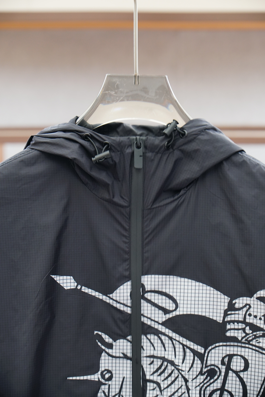 
BBR 巴宝莉-铺排细节 Burber马术骑士徽标 冲锋衣夹克外套
面料由高品质的尼龙面料，具有轻盈、