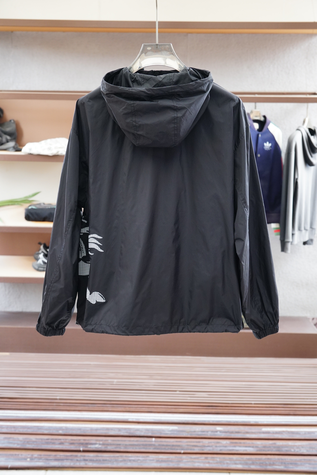 
BBR 巴宝莉-铺排细节 Burber马术骑士徽标 冲锋衣夹克外套
面料由高品质的尼龙面料，具有轻盈、