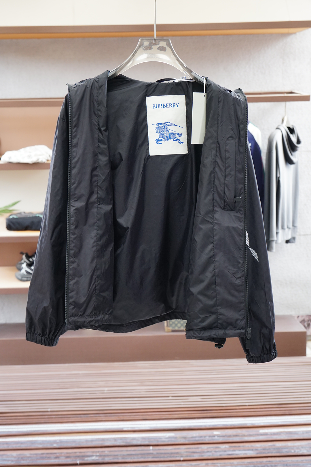 
BBR 巴宝莉-铺排细节 Burber马术骑士徽标 冲锋衣夹克外套
面料由高品质的尼龙面料，具有轻盈、