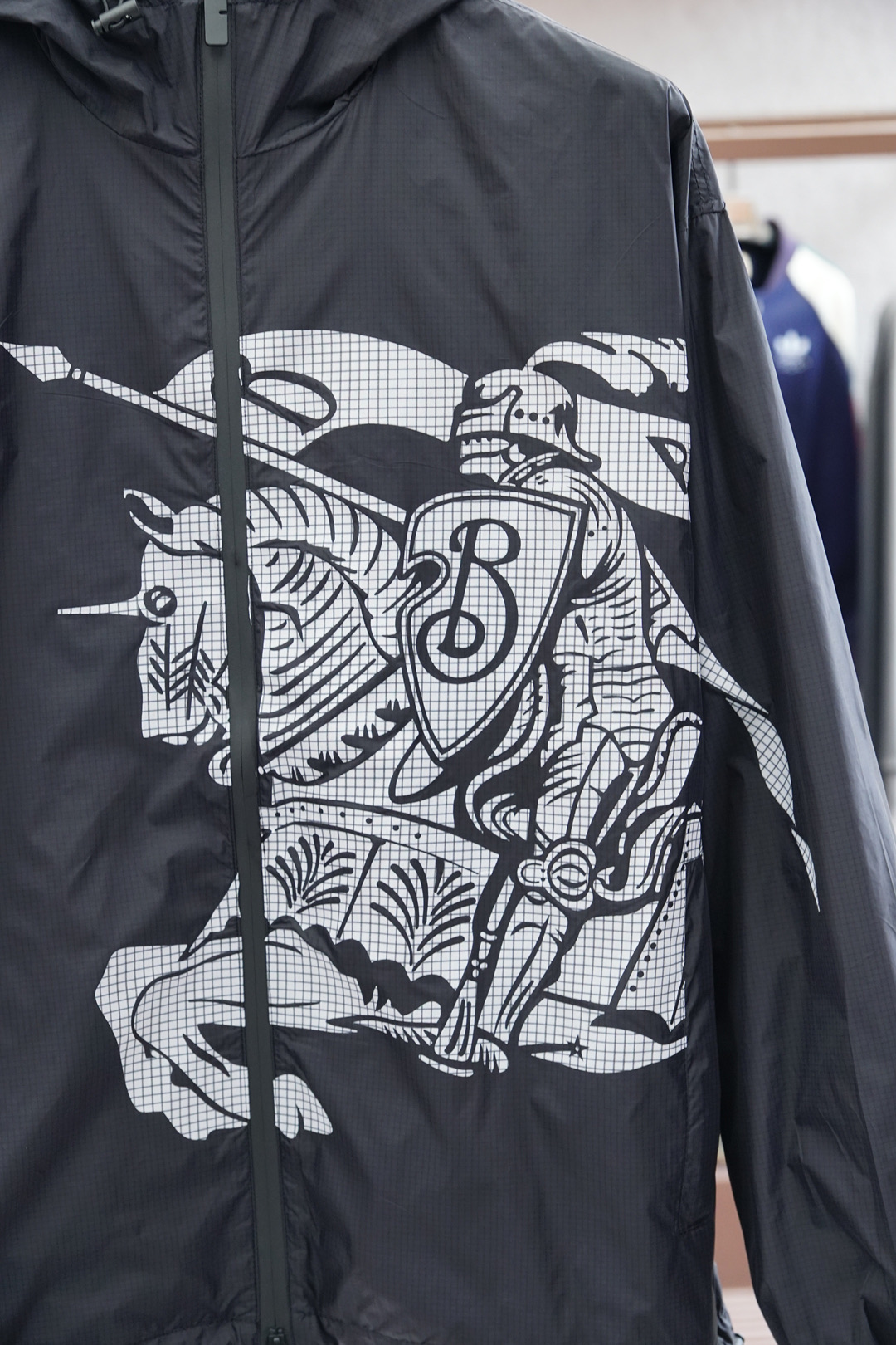 
BBR 巴宝莉-铺排细节 Burber马术骑士徽标 冲锋衣夹克外套
面料由高品质的尼龙面料，具有轻盈、