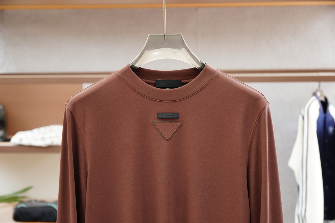 Prada普拉达-高级成衣 2025秋冬打底系列！熟男 轻熟男 最爱款式 最经典净色通勤百搭帅气的圆领短