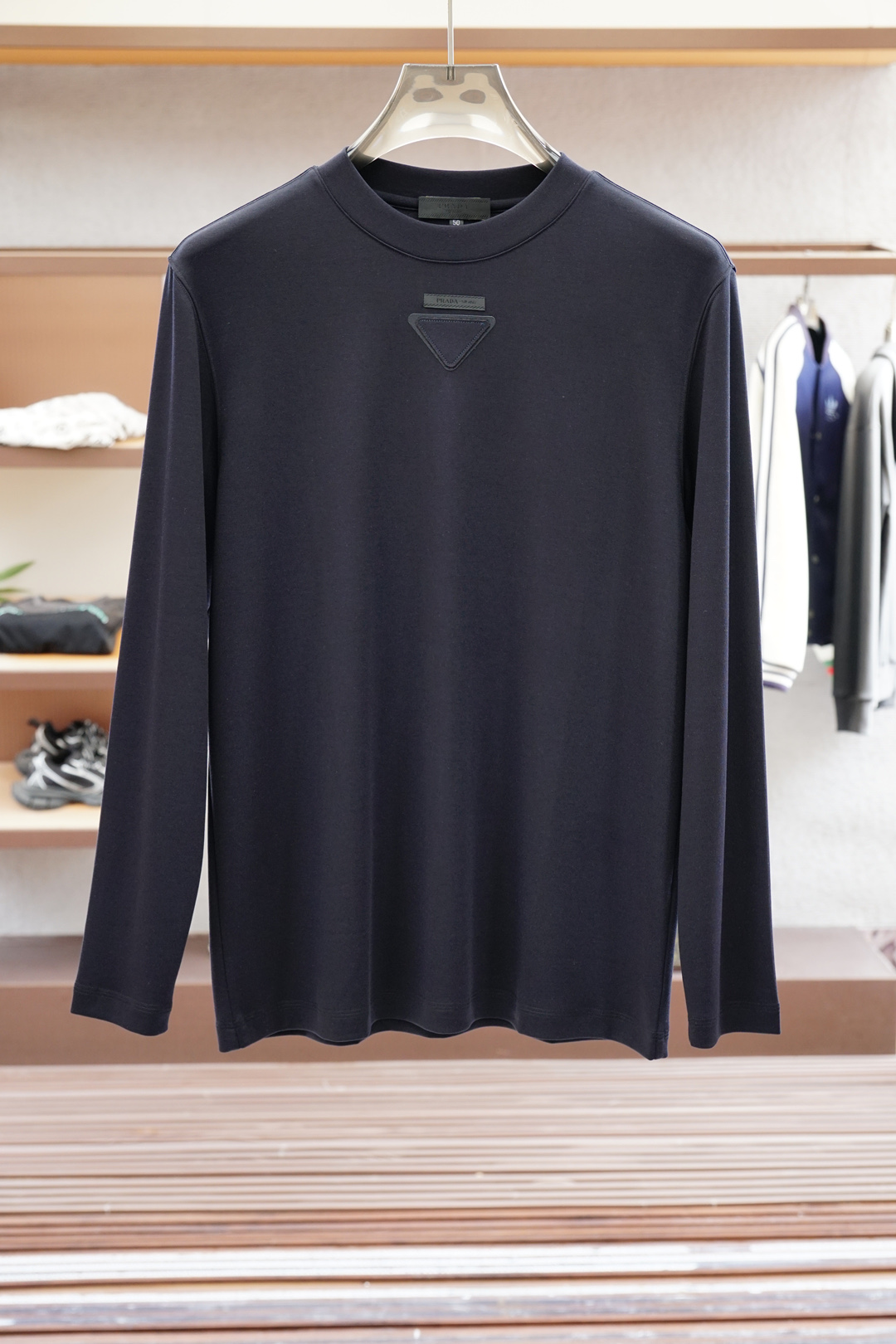 NO:538050,Prada - high-end ready-to-wear 2025 autumn and winter basement series!  Mature men, light-client men, favorite styles, the most classic, clean color commuting, versatile and handsome round neck short-sleeved base shirt, the consistent good style, imported original ultra-fine mama cotton fabric is soft, elastic and delicate, men's wardrobe is indispensable for basic base shirts, and can be matched with various clothing anytime and anywhere to meet your daily life needs. The fabrics and factories we choose are all used by first-tier brands, and the clothes are very simple and low-key designs. Dear, buy them quickly!  Size M-XX XL (model 173120 jin M), prada, prada, T-shirt, alexander wang19860909Prada普拉达-高级成衣 2025秋冬打底系列！熟男 轻熟男 最爱款式 最经典净色通勤百搭帅气的圆领短袖打底衫 一贯的好版型 进口原版超细匹马棉面料柔软 弹性细腻 男人的衣柜都少不了基础打底衫 随时随地都可以拿来搭配各种服饰 满足您日常生活需求 .我们所选择的面料及工厂都是一线品牌所使用的 ,衣服设计非常的简洁 ,很是低调的设计 亲们赶紧入手！尺码M-XX XL（模特173120斤M）,,prada,prada,T-shirt,alexander wang,Men's clothing