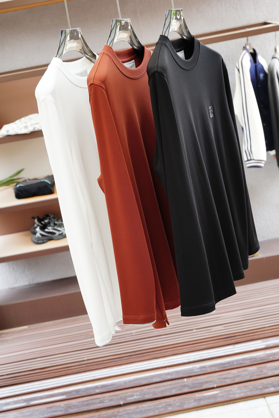 NO:598173,Bruti/Advanced Ready-to-Wear 2025 Autumn and Winter Bottoming Series!  Mature men, lightly mature men, favorite style. The most classic solid color, versatile and handsome round neck short-sleeved bottoming shirt for commuting. Consistently good fit. Imported original ultra-fine pima cotton fabric is soft and elastic. Men's wardrobe is indispensable with basic bottoming shirts. It can be used to match various clothes anytime and anywhere to meet your daily needs. The fabrics and factories we choose are all used by first-line brands. The clothing design is very simple and low-key. Dear friends, hurry up and get it!  Size M-XX XL (model 173120 pounds M), T-shirt, alexander wang19860909布鲁提/高级成衣 2025秋冬打底系列！熟男 轻熟男 最爱款式 最经典净色通勤百搭帅气的圆领短袖打底衫 一贯的好版型 进口原版超细匹马棉面料柔软 弹性细腻 男人的衣柜都少不了基础打底衫 随时随地都可以拿来搭配各种服饰 满足您日常生活需求 .我们所选择的面料及工厂都是一线品牌所使用的 ,衣服设计非常的简洁 ,很是低调的设计 亲们赶紧入手！尺码M-XX XL（模特173120斤M）,,T-shirt,alexander wang,Men's clothing