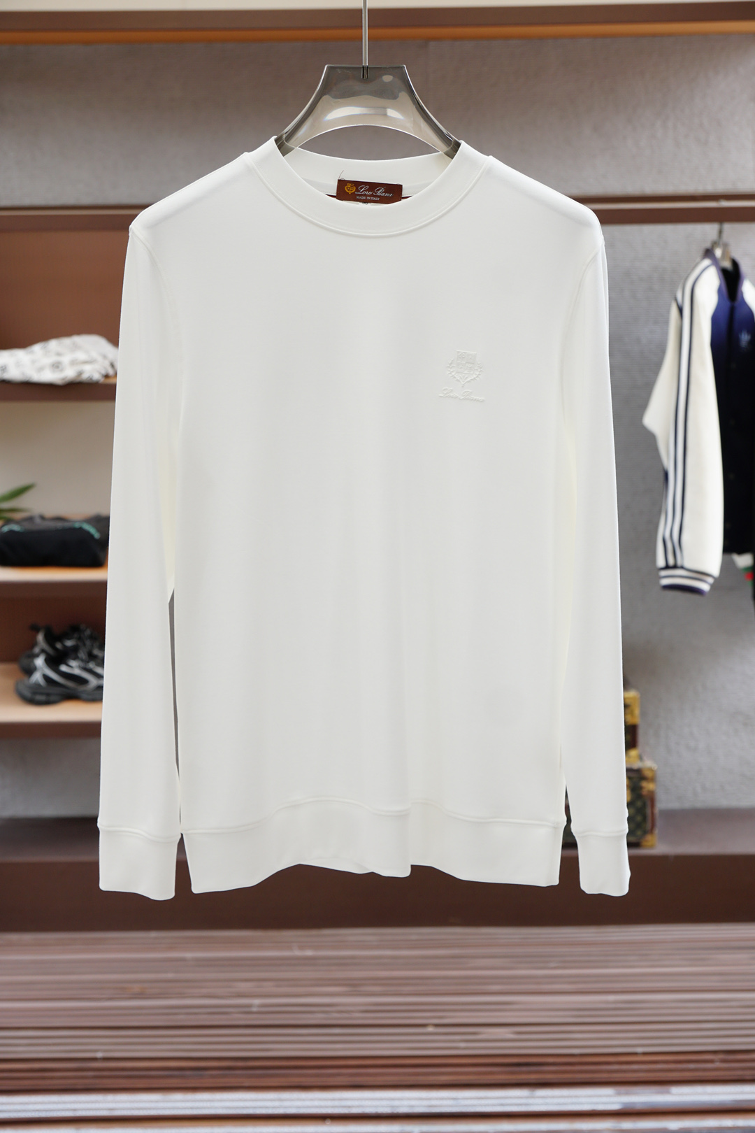 NO:598181,LP-Advanced ready-to-wear 2025 autumn and winter base series!  Mature men, lightly mature men, favorite style. The most classic solid color, versatile and handsome round neck short-sleeved bottoming shirt for commuting. Consistently good fit. Imported original ultra-fine pima cotton fabric is soft and elastic. Men's wardrobe is indispensable with basic bottoming shirts. It can be used to match various clothes anytime and anywhere to meet your daily needs. The fabrics and factories we choose are all used by first-line brands. The clothing design is very simple and low-key. Dear friends, hurry up and get it!  Size M-XX XL (model 173120 pounds M),,loro piana,T-shirt,alexander wang19860909LP-高级成衣 2025秋冬打底系列！熟男 轻熟男 最爱款式 最经典净色通勤百搭帅气的圆领短袖打底衫 一贯的好版型 进口原版超细匹马棉面料柔软 弹性细腻 男人的衣柜都少不了基础打底衫 随时随地都可以拿来搭配各种服饰 满足您日常生活需求 .我们所选择的面料及工厂都是一线品牌所使用的 ,衣服设计非常的简洁 ,很是低调的设计 亲们赶紧入手！尺码M-XX XL（模特173120斤M）,,loro piana,T-shirt,alexander wang,Men's clothing