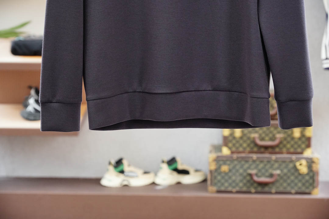 
Gucci 古奇
2025秋款
本款卫衣衫以素净棉质针织，再借明快经典小狗加织带宣告 2025 秋冬秀