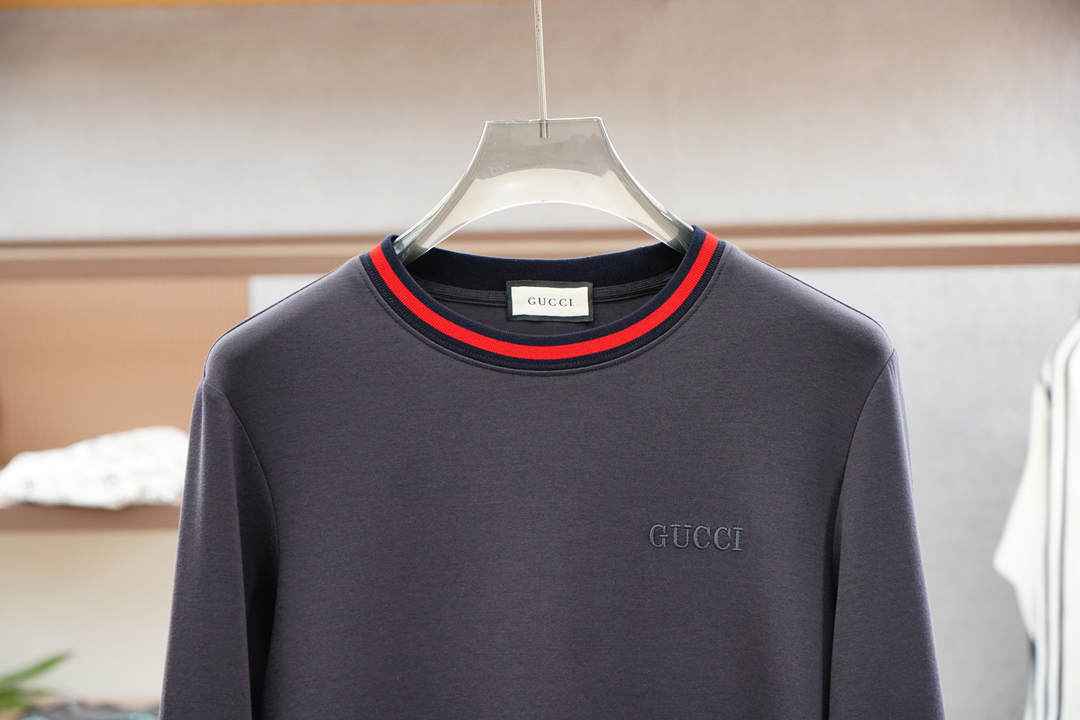 
Gucci 古奇
2025秋款
本款卫衣衫以素净棉质针织，再借明快经典小狗加织带宣告 2025 秋冬秀