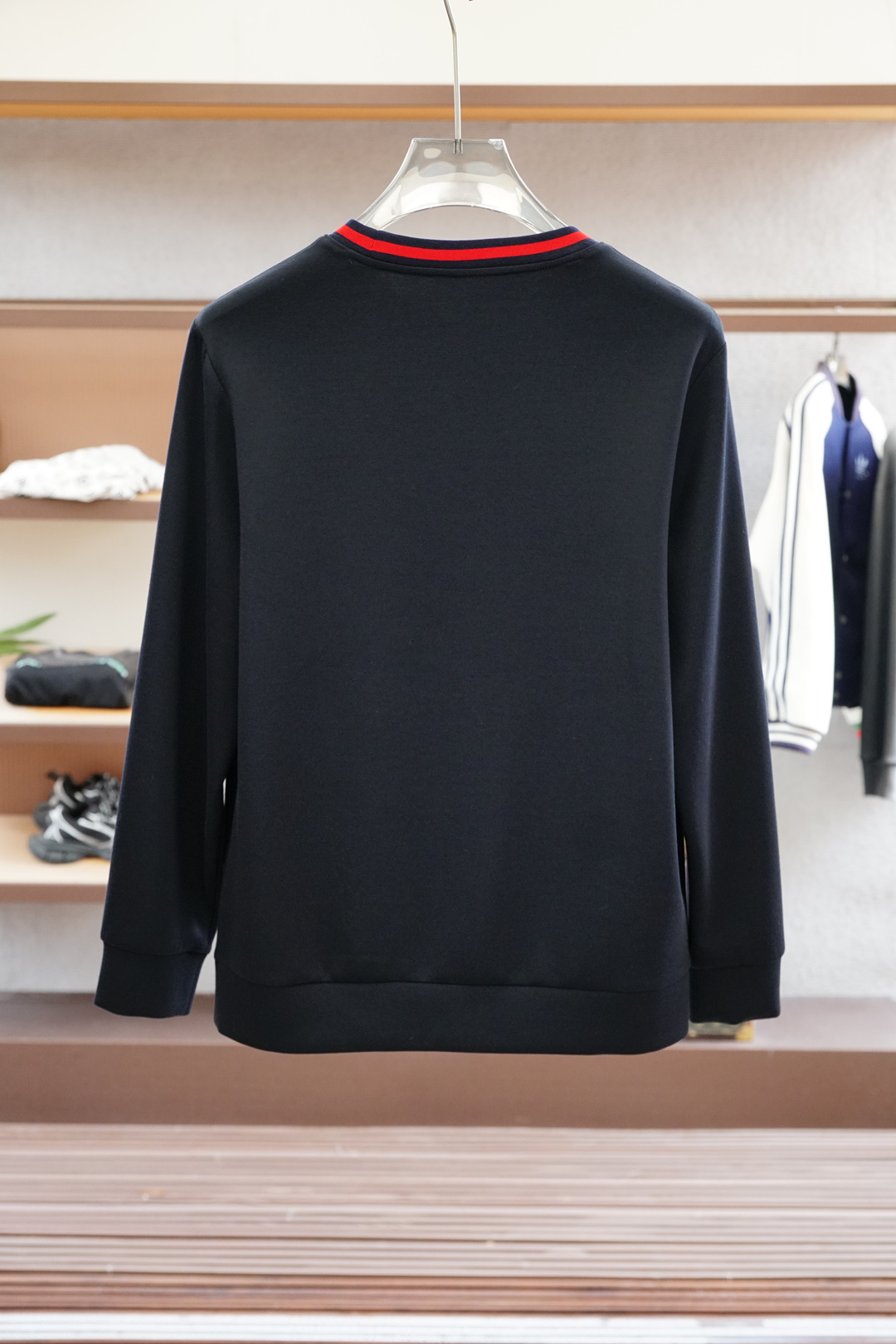 
Gucci 古奇
2025秋款
本款卫衣衫以素净棉质针织，再借明快经典小狗加织带宣告 2025 秋冬秀