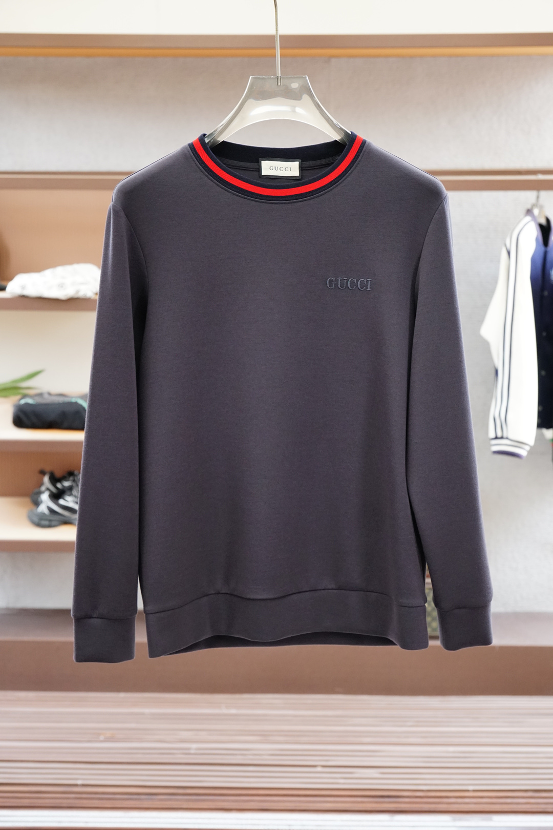 
Gucci 古奇
2025秋款
本款卫衣衫以素净棉质针织，再借明快经典小狗加织带宣告 2025 秋冬秀