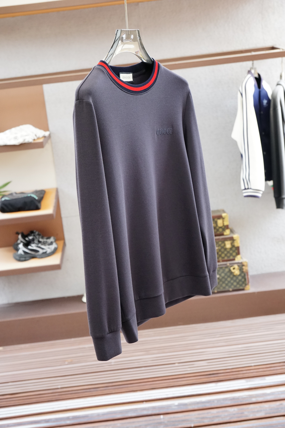 
Gucci 古奇
2025秋款
本款卫衣衫以素净棉质针织，再借明快经典小狗加织带宣告 2025 秋冬秀