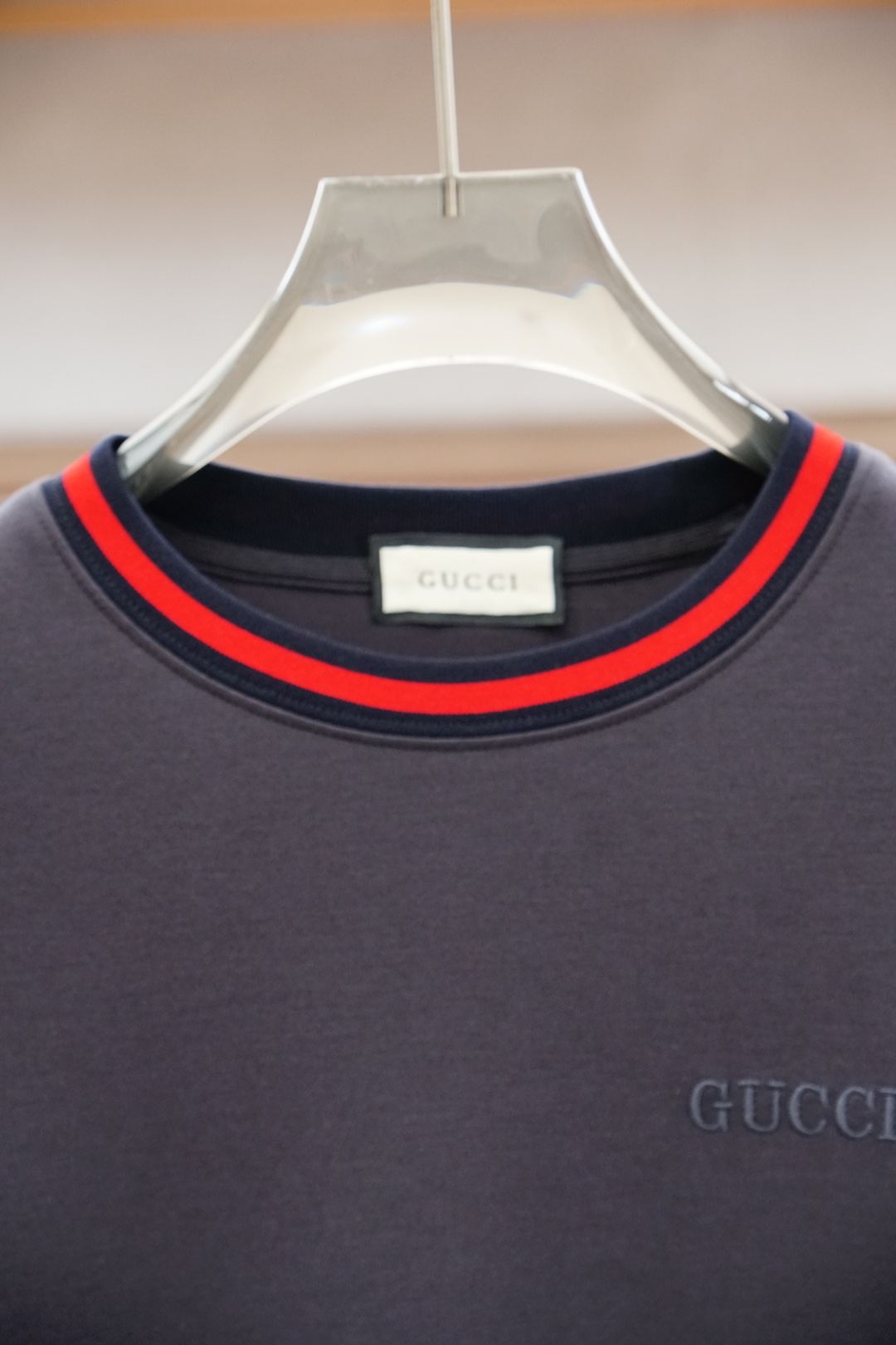 
Gucci 古奇
2025秋款
本款卫衣衫以素净棉质针织，再借明快经典小狗加织带宣告 2025 秋冬秀