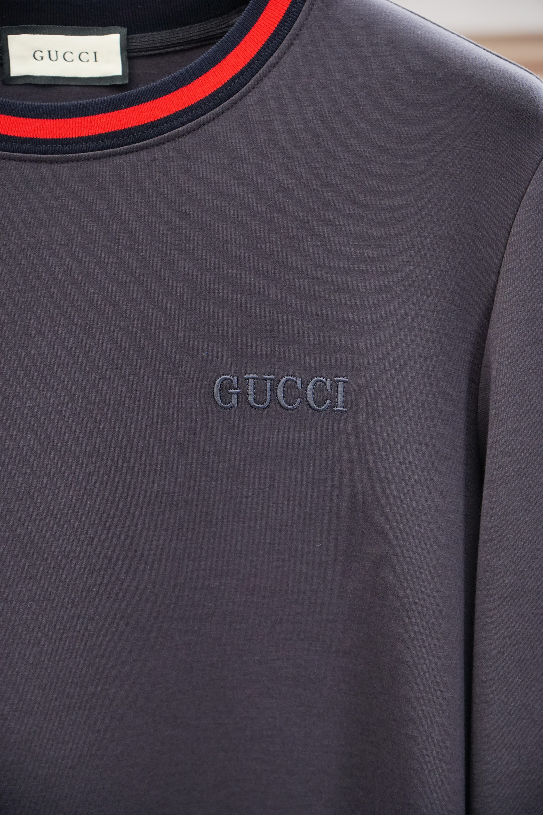 
Gucci 古奇
2025秋款
本款卫衣衫以素净棉质针织，再借明快经典小狗加织带宣告 2025 秋冬秀