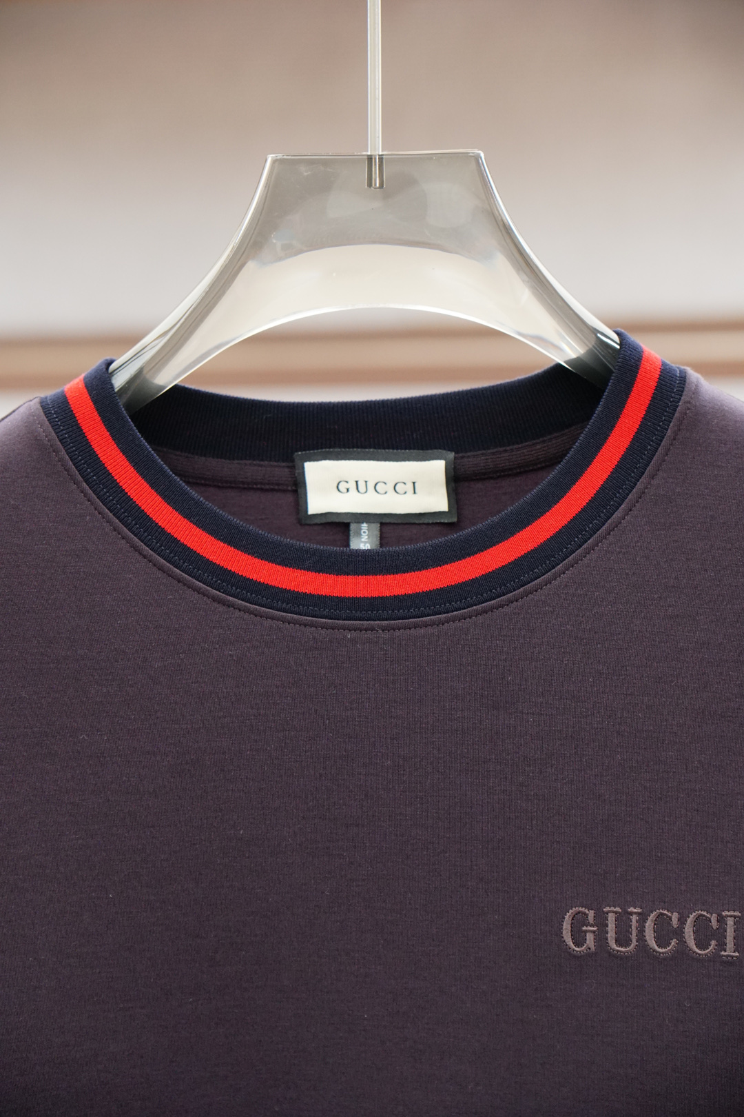 
Gucci 古奇
2025秋款
本款卫衣衫以素净棉质针织，再借明快经典小狗加织带宣告 2025 秋冬秀