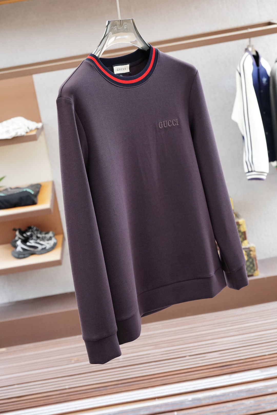 
Gucci 古奇
2025秋款
本款卫衣衫以素净棉质针织，再借明快经典小狗加织带宣告 2025 秋冬秀