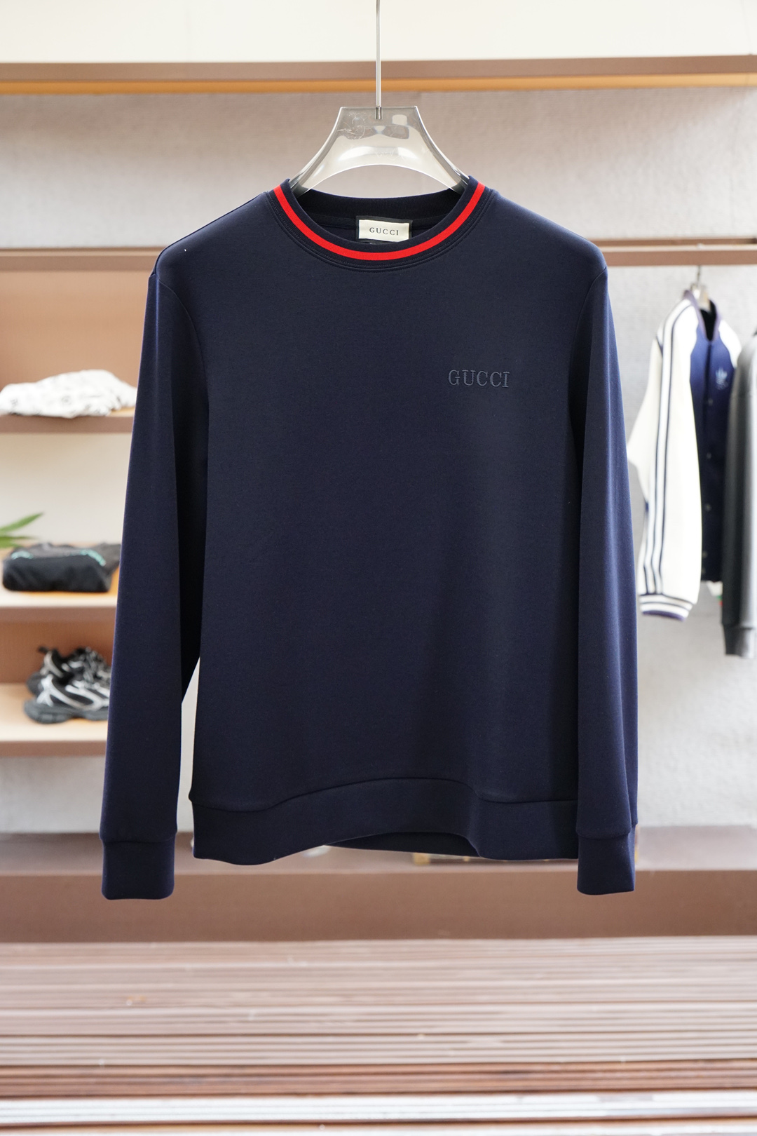 NO:524144,Gucci 2025 autumn model This sweatshirt is knitted in plain cotton, and then announced with the bright classic puppy and webbing. The 2025 autumn and winter show style can inject brand atmosphere into various shapes. The fabric is made of 16S single yarn as the main yarn, and the bottom is reinforced with 10S single yarn to form a fish scale bottom fabric to improve the durability and warmth of the fabric. Due to the thicker yarn and bottom reinforcement design, the fabric has good warmth and is suitable for wearing in autumn and winter. Environmentally friendly solid slurry penetration printing is a process that combines environmentally friendly materials and slurry printing technology, aiming to reduce the pollution of traditional printing to the environment, while improving the quality and durability of the printing effect. Use water-based slurry, by adjusting the viscosity of the slurry and printing pressure, the dye penetrates into the fiber, achieving a full color, washing and wear-resistant effect.  The loose hooded jacket, this hooded sweatshirt is loose and comfortable, and it is very comfortable to wear, and it can also show a casual and fashionable feeling. The hooded design can protect the head and neck well and increase warmth., gucci, hoodie, sweatshirts, jackets & coats, hats, alexander wang19860909Gucci 古奇 2025秋款 本款卫衣衫以素净棉质针织,再借明快经典小狗加织带宣告 2025 秋冬秀场风尚,可为各式造型注入品牌气息 面料由16S单纱作为主纱,底部则采用10S单纱加固形成鱼鳞底面料,提高面料的耐用性和保暖性.由于采用了较粗的纱线和底部加固设计,该面料具有较好的保暖性能,适合秋冬季节穿着. 环保固浆渗透印花是一种结合环保材料与先龊革印花技术的工艺,旨在减少传统印花对环境的污染,同时提升印花效果的质量和耐久性.采用水性的浆料,通过调整浆料黏度和印花压力,使染料深入纤维中,实现色彩饱满、耐洗耐磨的效果. 宽松版型的连帽外套,这种版型的卫衣宽松舒适,穿着非常自在,同时也能够展现出随性的时尚感.连帽的设计能够很好地保护头部和颈部,增加保暖性.,,gucci,hoodie,sweatshirts,jackets & coats,hats,alexander wang,Men's clothing