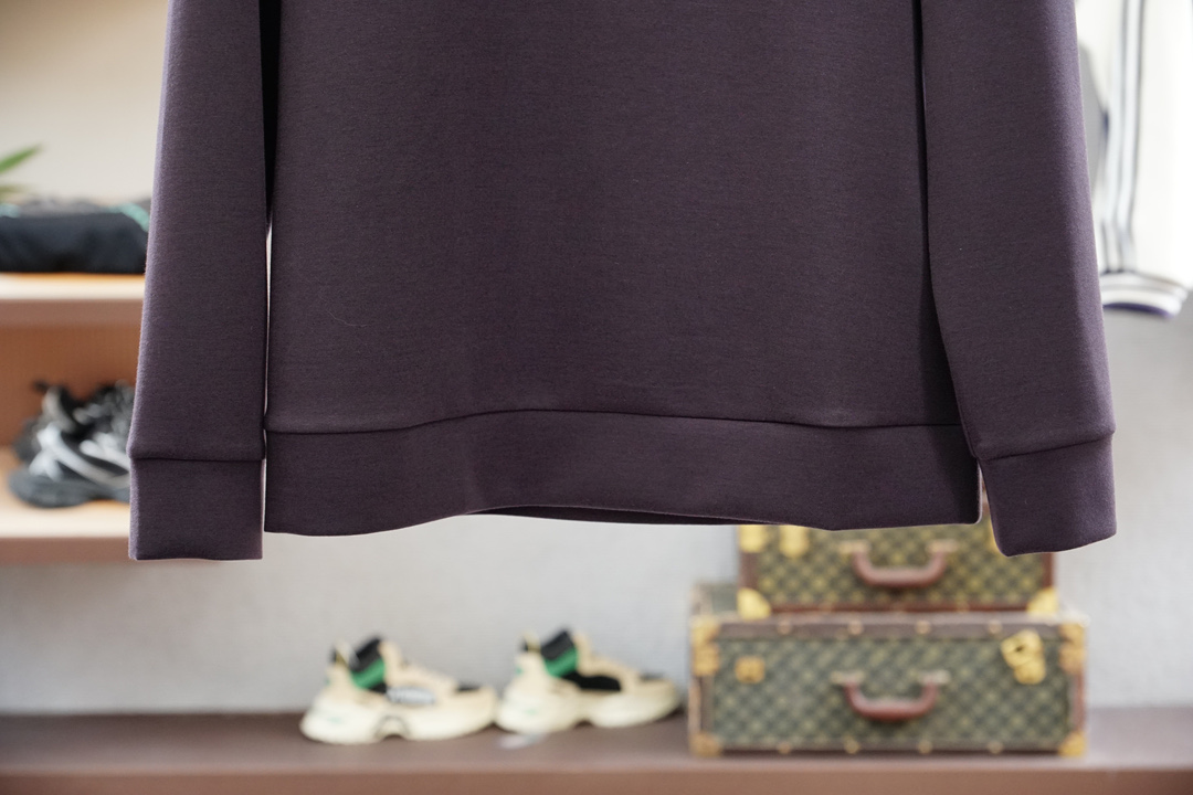 
Gucci 古奇
2025秋款
本款卫衣衫以素净棉质针织，再借明快经典小狗加织带宣告 2025 秋冬秀