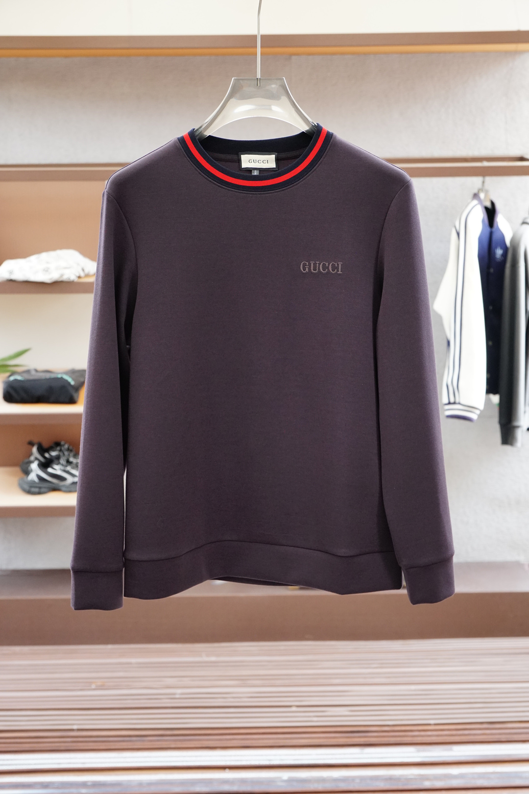 
Gucci 古奇
2025秋款
本款卫衣衫以素净棉质针织，再借明快经典小狗加织带宣告 2025 秋冬秀