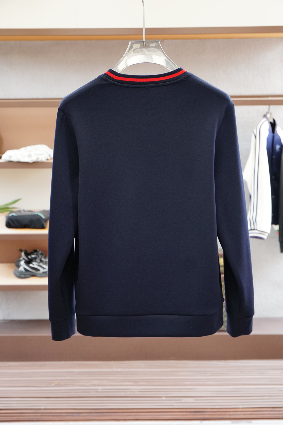 
Gucci 古奇
2025秋款
本款卫衣衫以素净棉质针织，再借明快经典小狗加织带宣告 2025 秋冬秀