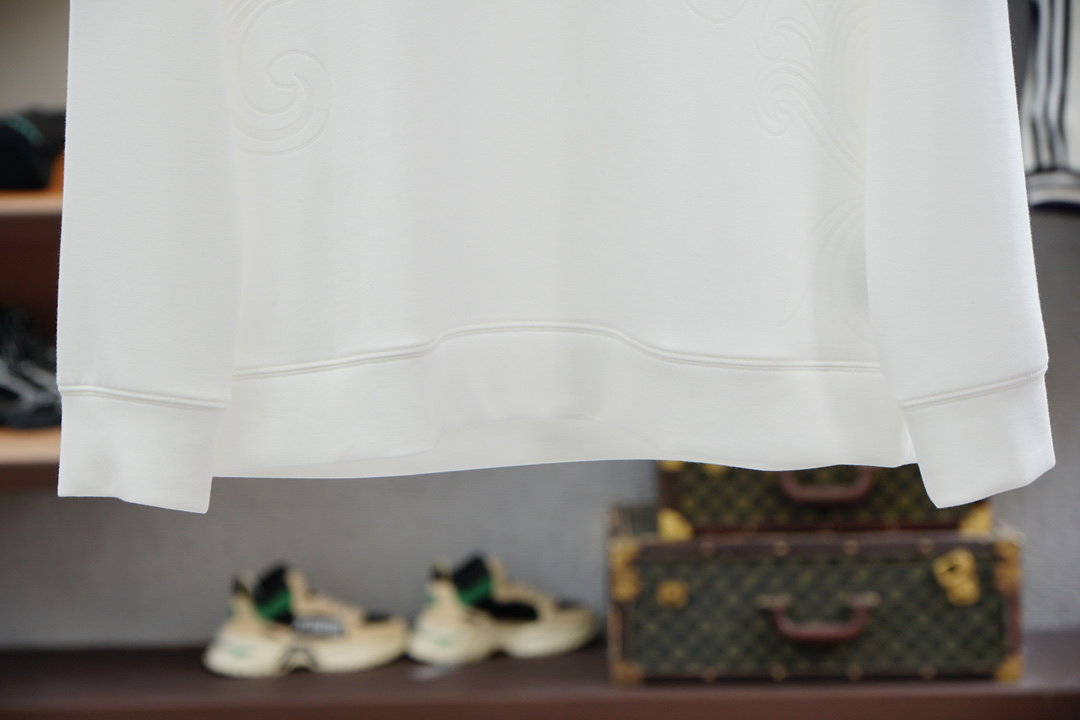 
范思哲 Versace-2025秋款
本款卫衣衫以素净棉质针织，再借明快经典小狗加织带宣告 2025 