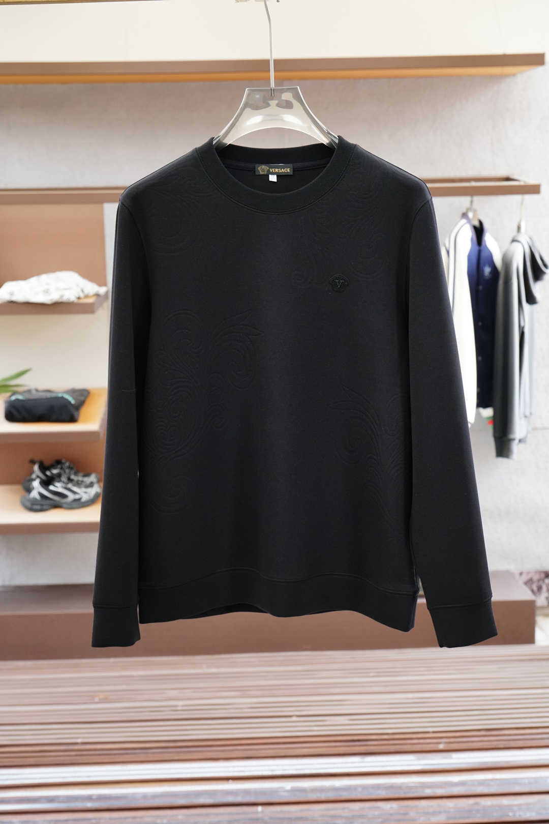 
范思哲 Versace-2025秋款
本款卫衣衫以素净棉质针织，再借明快经典小狗加织带宣告 2025 