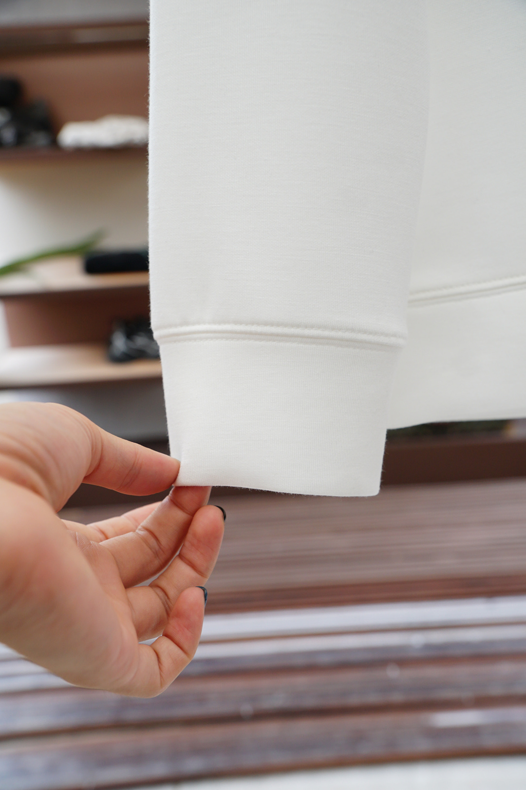 
范思哲 Versace-2025秋款
本款卫衣衫以素净棉质针织，再借明快经典小狗加织带宣告 2025 