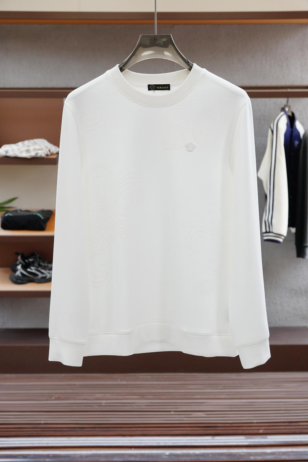 
范思哲 Versace-2025秋款
本款卫衣衫以素净棉质针织，再借明快经典小狗加织带宣告 2025 